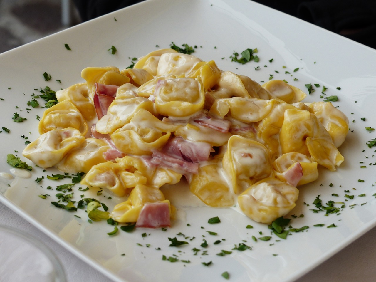 Tortellini con su relleno favorito y una salsa con aroma de limón Tortellini con su relleno favorito y una salsa con aroma de limón