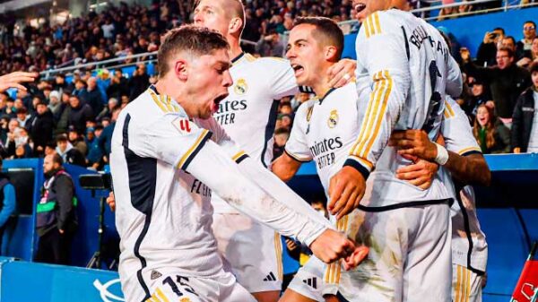 Un inesperado cabezazo de Lucas Vázquez en el 92′ hace líder al Real Madrid