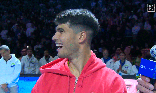 Carlos Alcaraz remonta a Novak Djokovic en su partido de exhibición de Riad