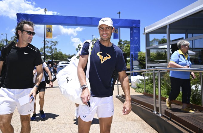 Rafa Nadal ya entrena en la pista en la que se producirá su esperado regreso Rafa Nadal ya entrena en la pista en la que se producirá su esperado regreso