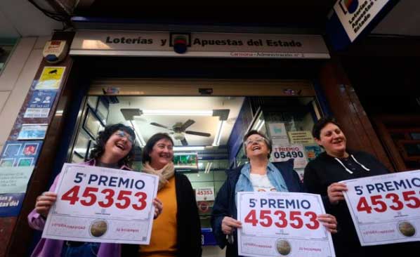 El 45353, quinto premio de la Lotería de Navidad, repartido por Madrid
