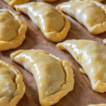 Empanadillas de jamón serrano, queso y piña, cocinadas al horno