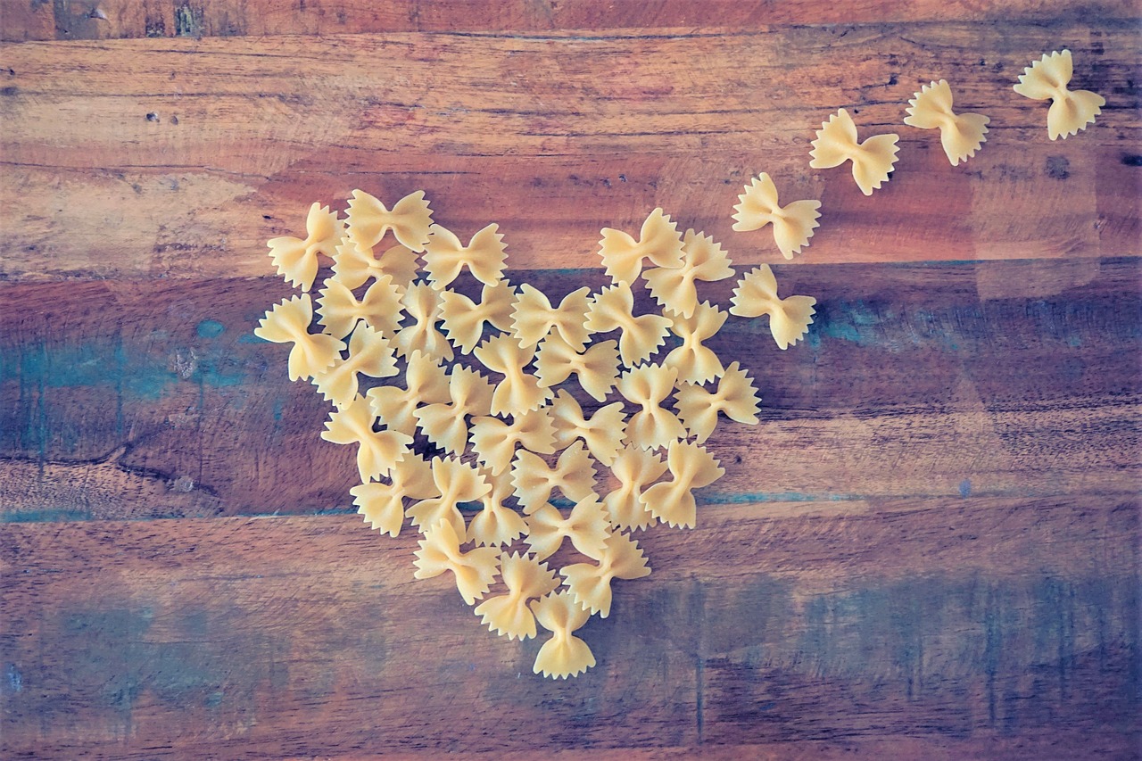 Pastel de farfalle o penne con una espesa y rica costra de queso