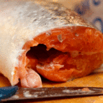 Salmón en rodajas con un toque salvaje y afrodisíaco para la cena de Nochevieja