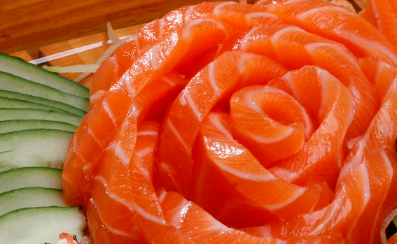 Cóctel de salmón con mango y aguacate en lugar del clásico salpicón de marisco