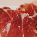 Lonchas de jamón ibérico con aguacate, huevo y aceite de oliva virgen extra