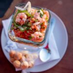 Sencillo salpicón de langostinos o gambas para una mesa de fiesta