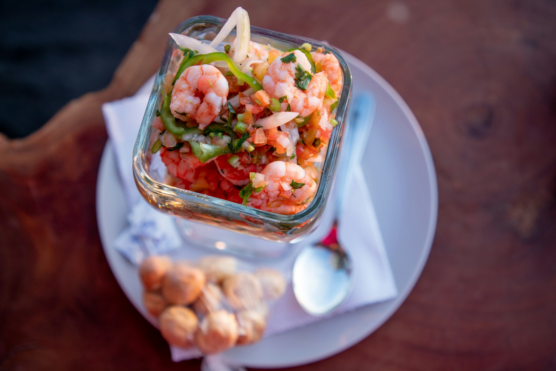 Sencillo salpicón de langostinos o gambas para una mesa de fiesta