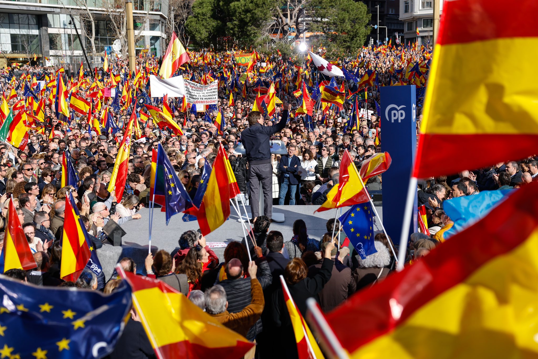 Almeida, incisivo contra el pacto de PSOE con Junts y ERC, la Ley de Amnistía y la fachoesfera de Sánchez