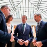 Feijóo exige ampliar la exención del IRPF para que el Gobierno no se quede con el 44% de la subida del SMI