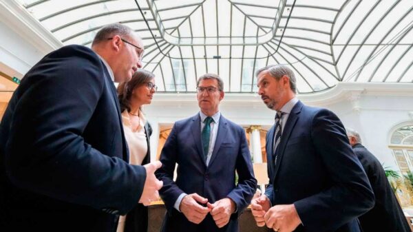 Feijóo exige ampliar la exención del IRPF para que el Gobierno no se quede con el 44% de la subida del SMI