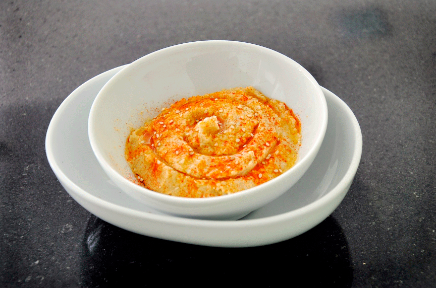 Delicioso humus casero con ajo y menta, un aperitivo perfecto en fiestas y fines de semana