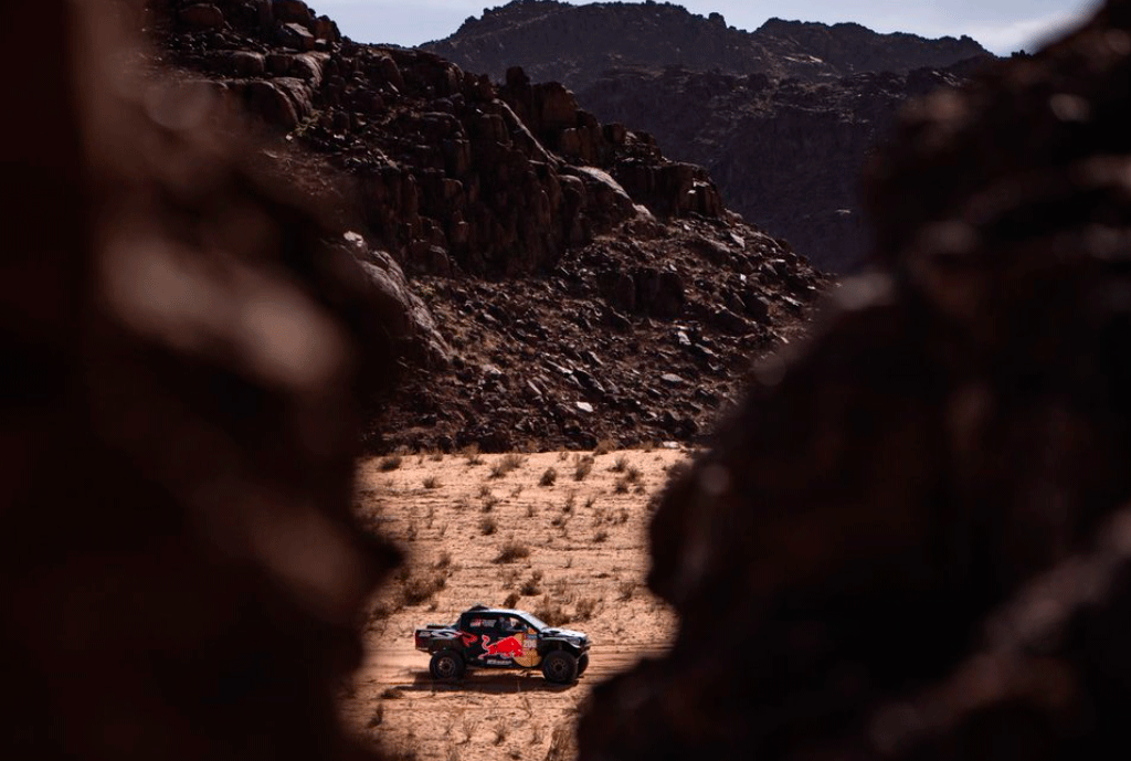 Loeb gana pero Sainz sigue líder y mantiene un colchón de 20:33 minutos