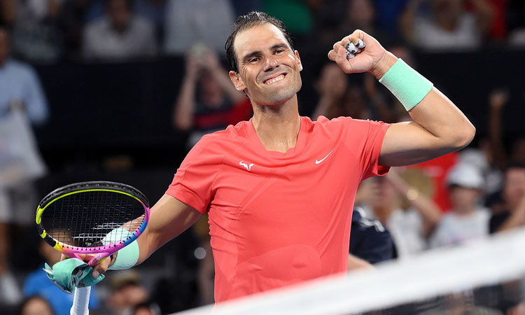 Rafa Nadal sonríe tras vencer a Dominic Thiem y pasar a octavos en Brisbane