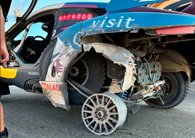 Sainz pierde el liderato pero no el fuelle y Benavides gana en motos tras varias sanciones
