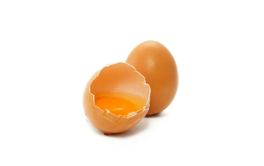 Huevos estrellados con patatas, jamón serrano y pimientos