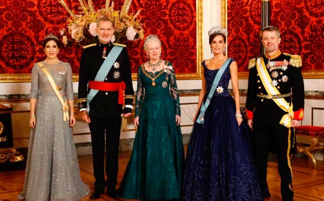 De Felipe VI y Letizia a Carlos III y Camila, las felicitaciones a los reyes Federico X y Mary