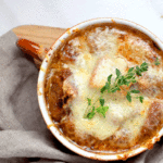 Rica sopa de cebolla a la española con el jamón como coprotagonista