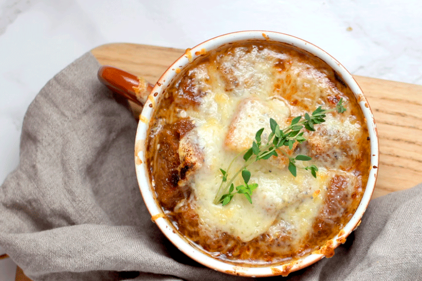 Rica sopa de cebolla a la española con el jamón como coprotagonista Rica sopa de cebolla a la española con el jamón como coprotagonista