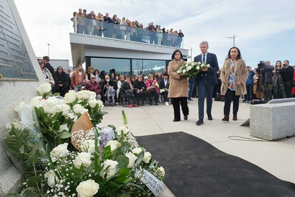 El emotivo homenaje de unidad, respeto y recuerdo a las víctimas de Villa de Pitanxo El emotivo homenaje de unidad, respeto y recuerdo a las víctimas de Villa de Pitanxo