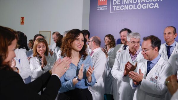Ayuso anuncia 1.000 nuevos equipos contra el cáncer para los 27 hospitales públicos