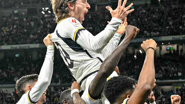 Un golazo de Modric con Topuria de testigo desbarató el ejercicio defensivo  de Quique Sánchez Flores