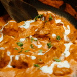 Exquisita salsa de curry con coco para acompañar pollo o pescado
