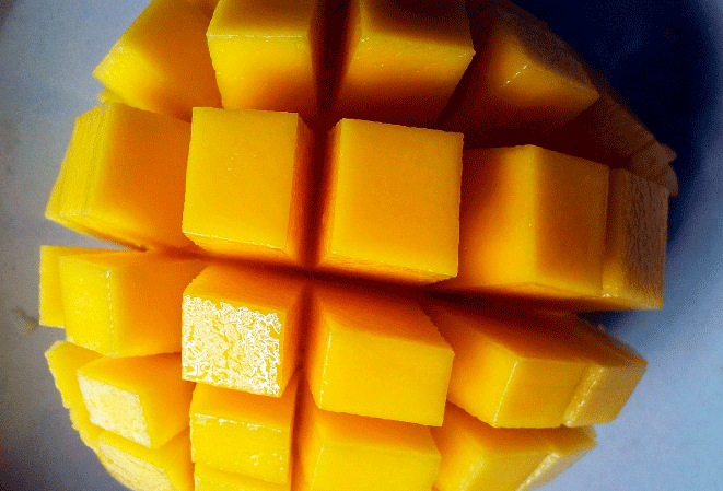 Tiernas hojas de corazón de lechuga rellenas de mango, aguacate y gambas