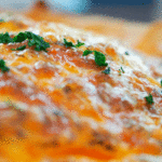 Sencilla quiche de jamón, queso y cebolleta, bien especiada y sabrosa