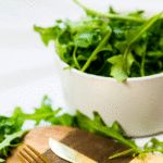 Rica y original ensalada de rúcula con fresón y rollitos de jamón serrano