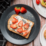 Un desayuno muy tentador y diferente con tostadas con fresas