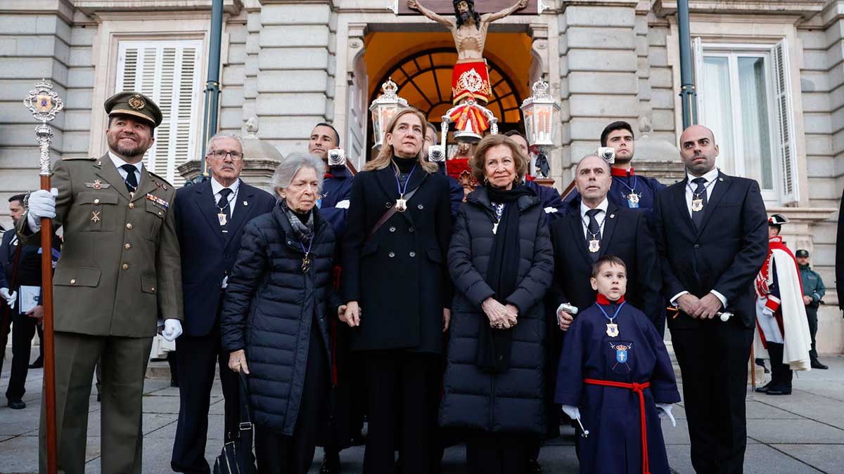 La reina Sofía con el Cristo de los Alabarderos, y el Señor de Madrid en la Puerta del Sol