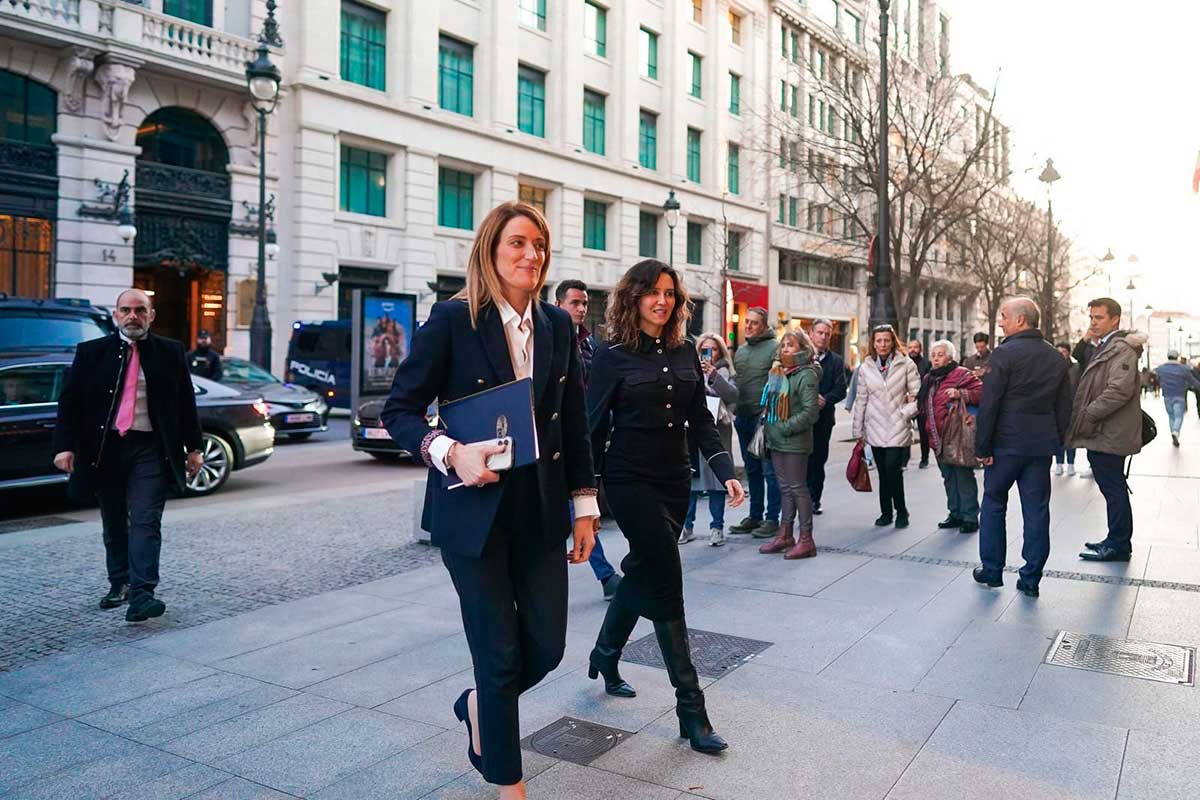 Ayuso responde con dureza a Díaz y rechaza el cierre de los restaurantes en la madrugada