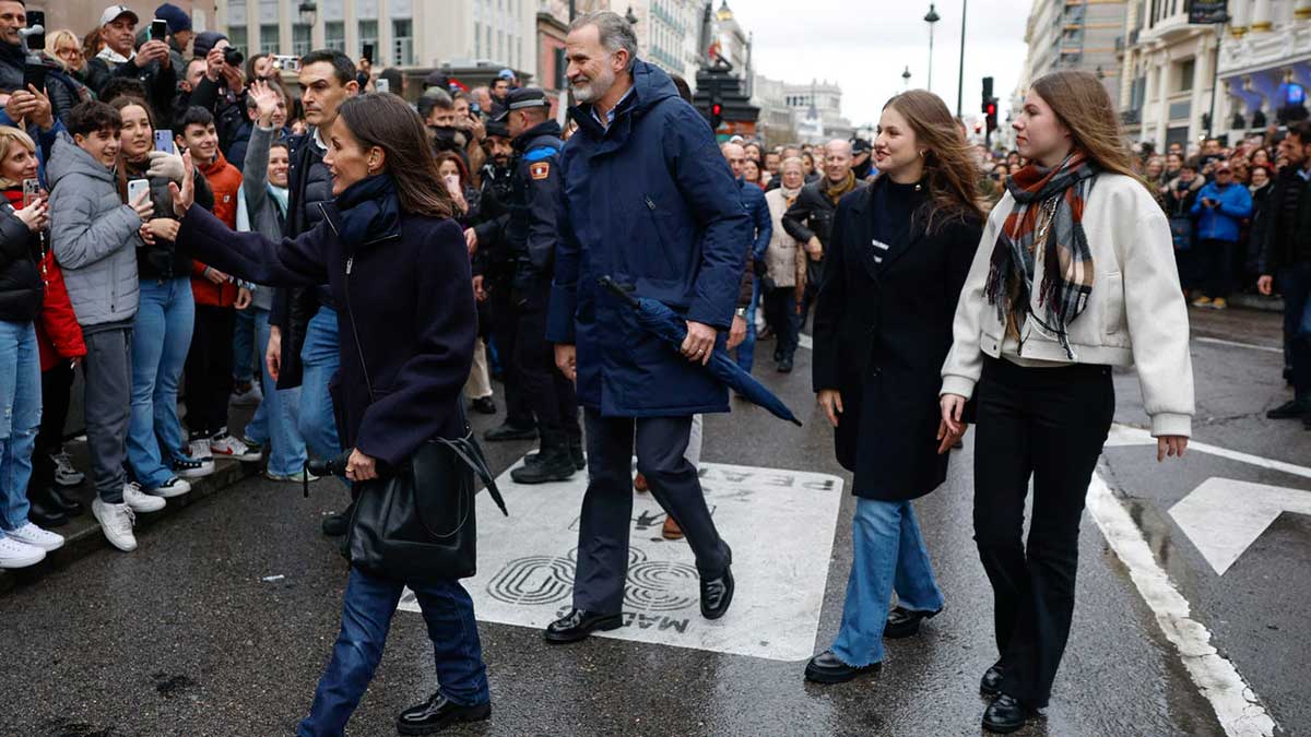 Los Reyes y sus hijas sorprenden a los madrileños en el final de la Semana Santa