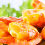Una ensalada de gambas, tallos de soja y queso gruyère, finamente aliñada