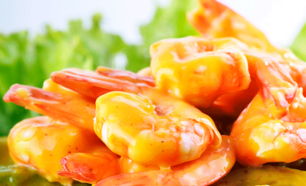 Una ensalada de gambas, tallos de soja y queso gruyère, finamente aliñada