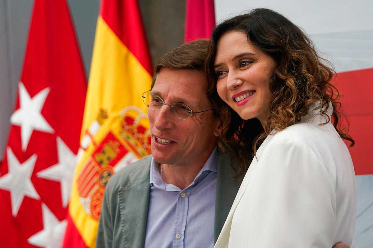 El buen humor, la amistad y el aprecio de la presidenta y el acalde en el paseíllo