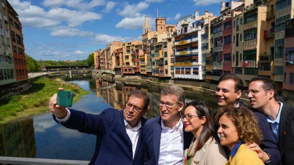 Feijóo reta a Sánchez a firmar un compromiso para aislar a EH Bildu de todas las instituciones Feijóo reta a Sánchez a firmar un compromiso para aislar a EH Bildu de todas las instituciones