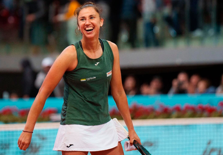 Sara Sorribes desespera a Victoria Azarenka en un partido larguísimo y se cita con Iga Swiatek
