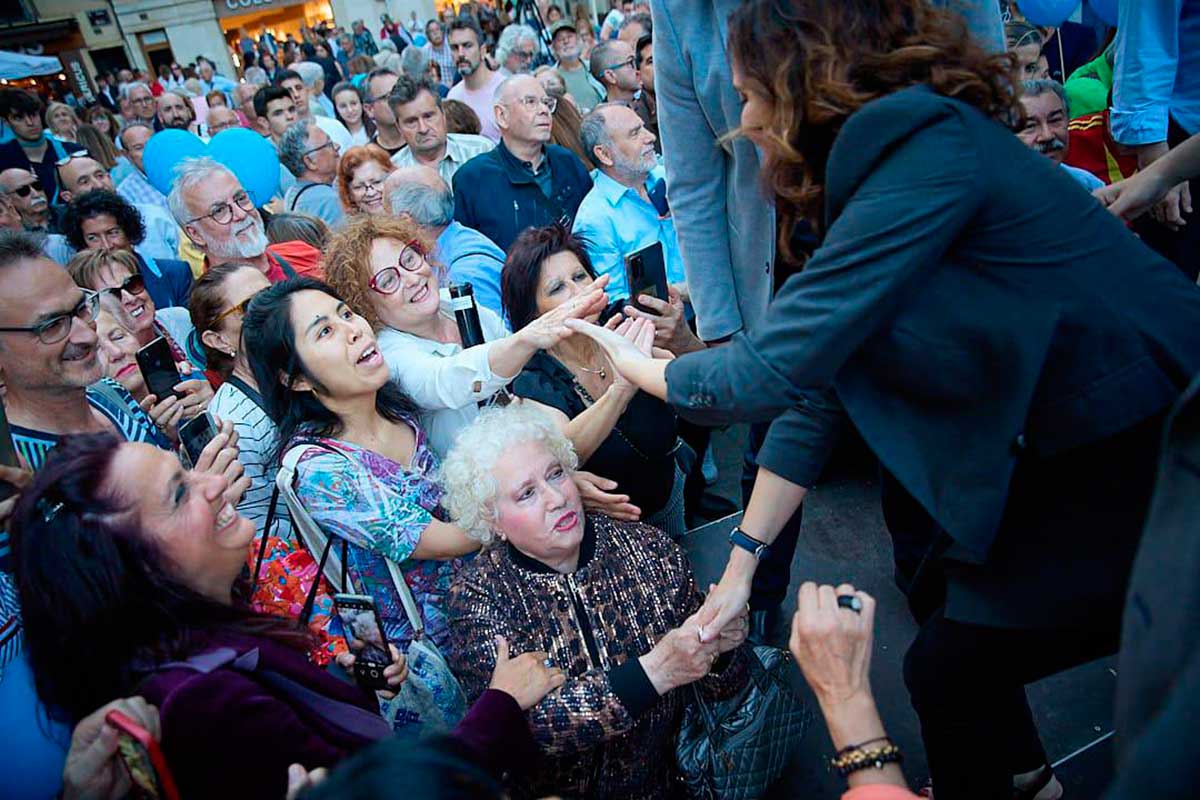 El tándem Feijóo-Ayuso con Fernández, Sánchez sentado en un volcán, y el PSOE al borde del estallido si Illa no arrasa