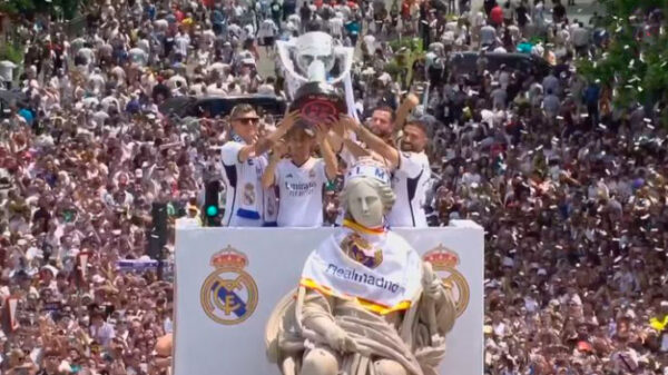 El beso de Nacho a la diosa Cibeles en la gran fiesta de las familias con los héroes del Real Madrid