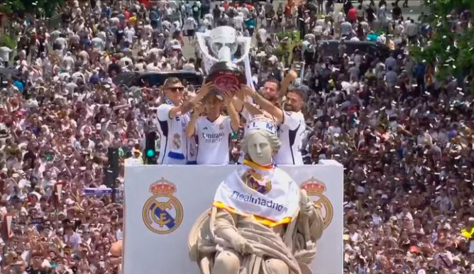 El beso de Nacho a la diosa Cibeles en la gran fiesta de las familias con los héroes del Real Madrid