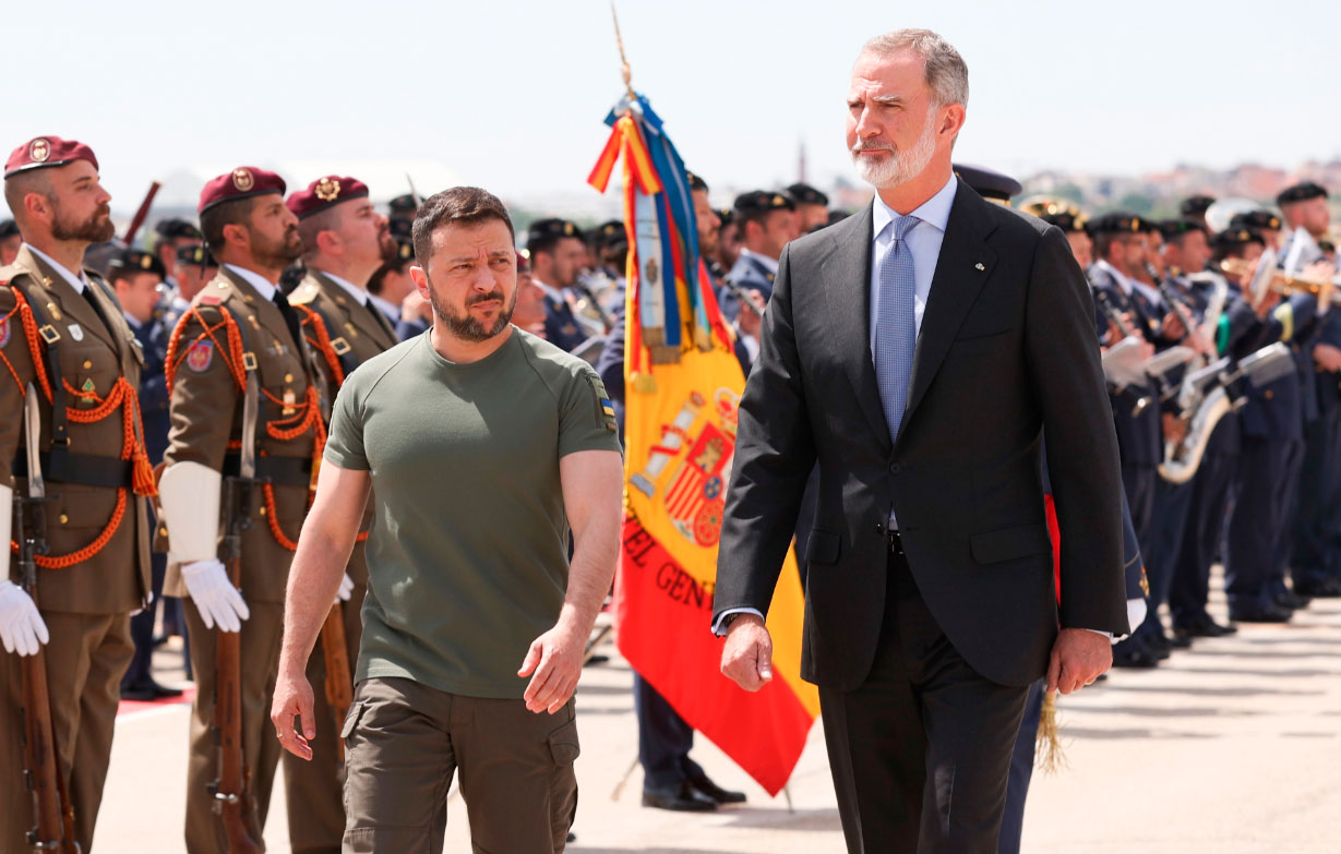El Rey Felipe VI tuvo con Zelenski el mismo gesto que con Biden a su llegada a España