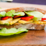 Sandwich de pavo, aguacate y piña para tomar a cualquier hora