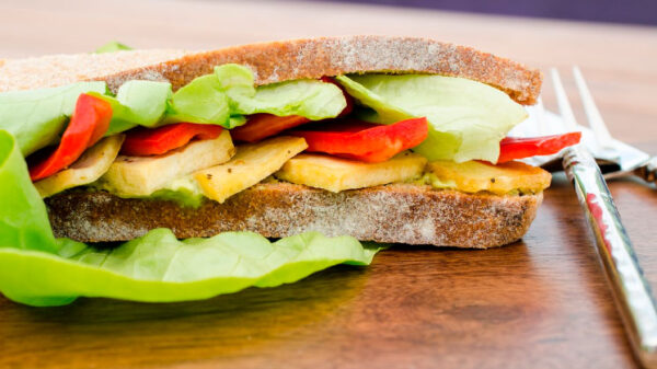 Sandwich de pavo, aguacate y piña para tomar a cualquier hora Sandwich de pavo, aguacate y piña para tomar a cualquier hora