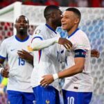 Un fallo clamoroso de Kylian Mbappé con la nariz rota ante una combativa Austria derrotada por un autogol