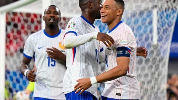 Un fallo clamoroso de Kylian Mbappé con la nariz rota ante una combativa Austria derrotada por un autogol
