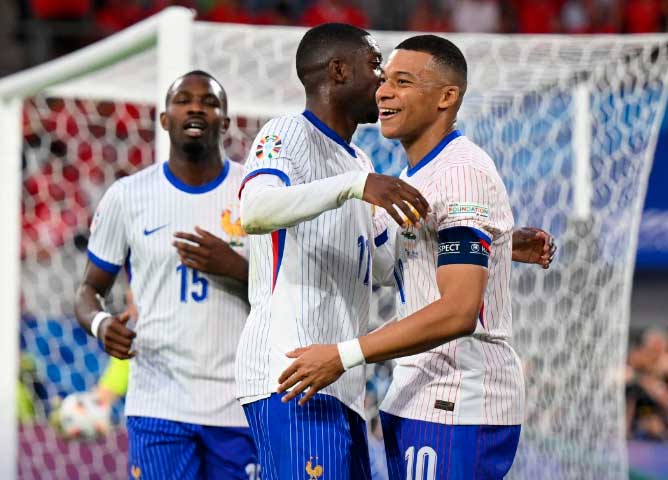 Un fallo clamoroso de Kylian Mbappé con la nariz rota ante una combativa Austria derrotada por un autogol