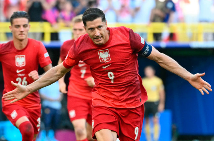 Mbappé y Lewandowski marcan de penalti en el pobre empate de Francia frente a Polonia Mbappé y Lewandowski marcan de penalti en el pobre empate de Francia frente a Polonia