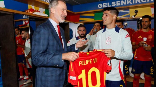 Nico Williams la lia en el momento de la visita de Felipe VI al vestuario